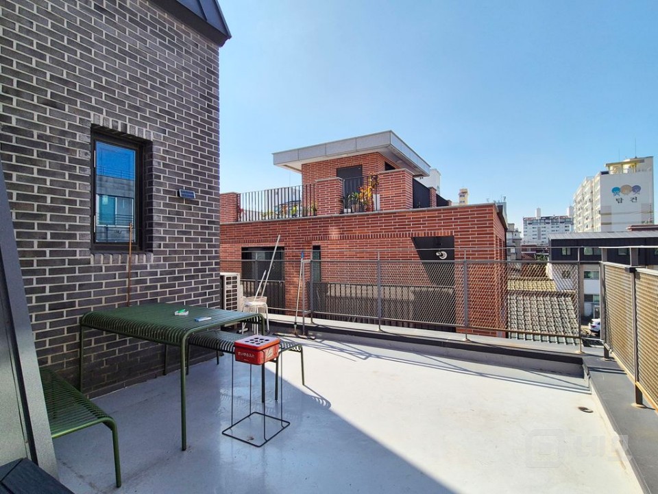 넓은 테라스 세련된 외관 화이트톤 공간  매물의 10번째 사진