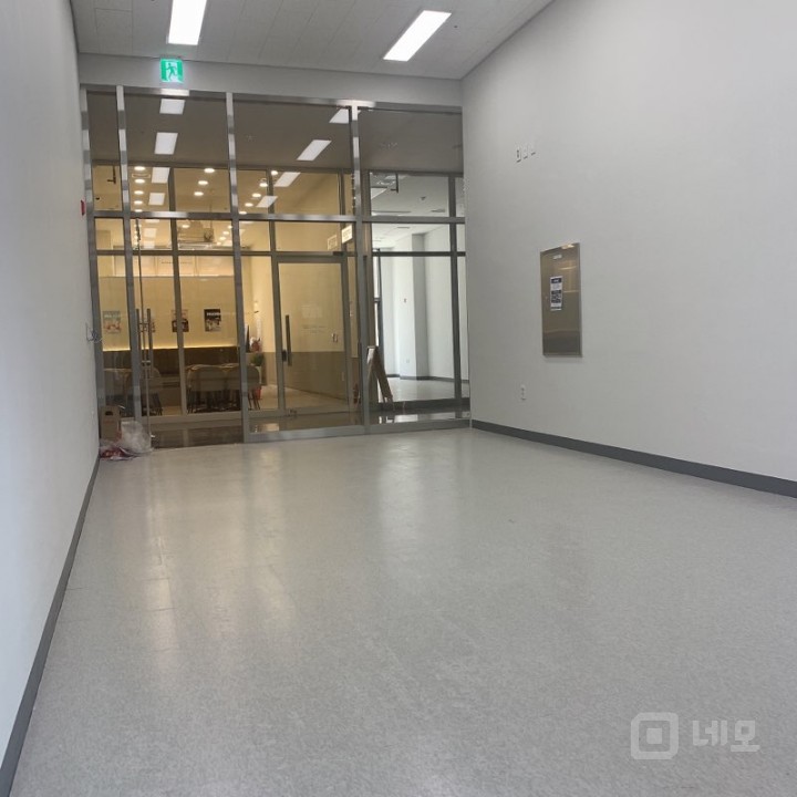 깨끗하고 위치 좋은 상가 임대 매물의 1번째 사진