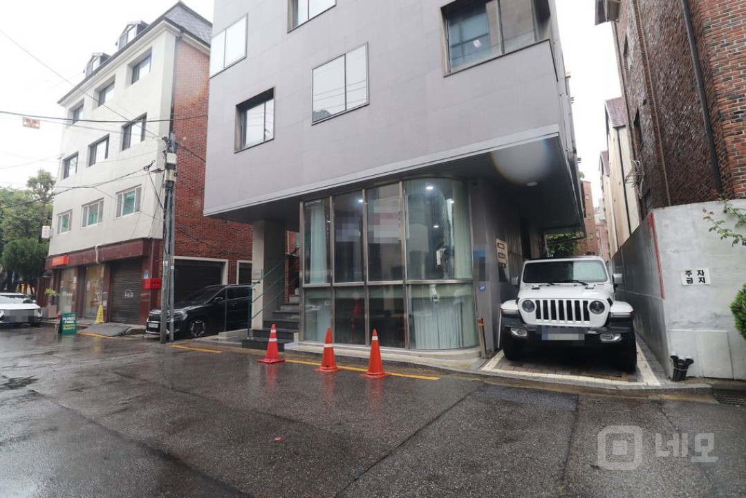 홍대 연남동 신축급 전면 가시성 뛰어난 사무실 매물의 2번째 사진