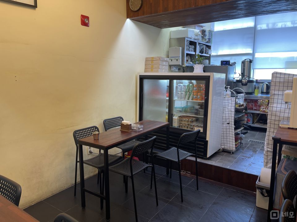 대치동 깔끔한 시설 및 인테리어 분식점 매물의 1번째 사진