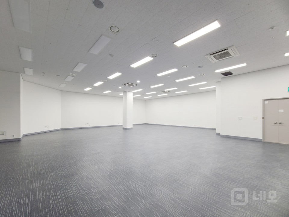 즉시입주 가능한 약78평 층고 높은 상가 사무실 매물의 4번째 사진