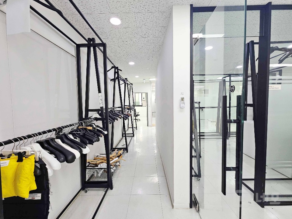 I세븐I 홍대·합정 오피스라인 인테리어 완비 80평대 사무실 임대 매물의 9번째 사진