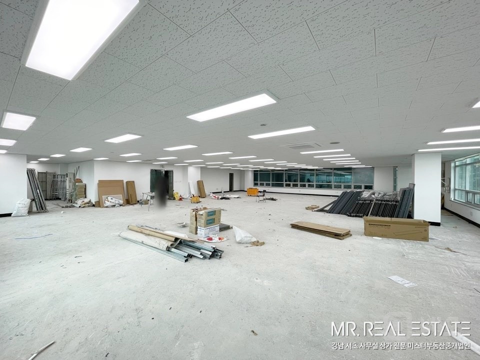 사진有 언주역 2분 채광 우수. 밝은 분위기의 사무실. 매물의 5번째 사진