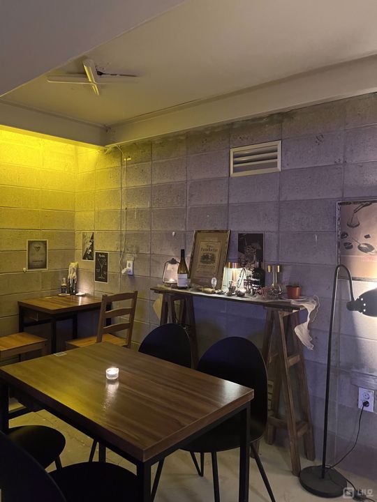 유동 인구 많은, 연남동 미로길 반지하 바 매물의 9번째 사진