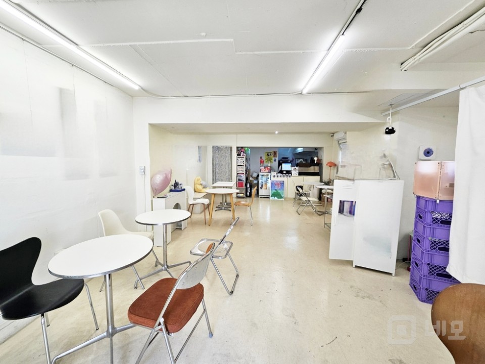 GATE 무권리 유동인구 최강 홍대 레드로드 근처 핵심입지 상가 매물의 4번째 사진