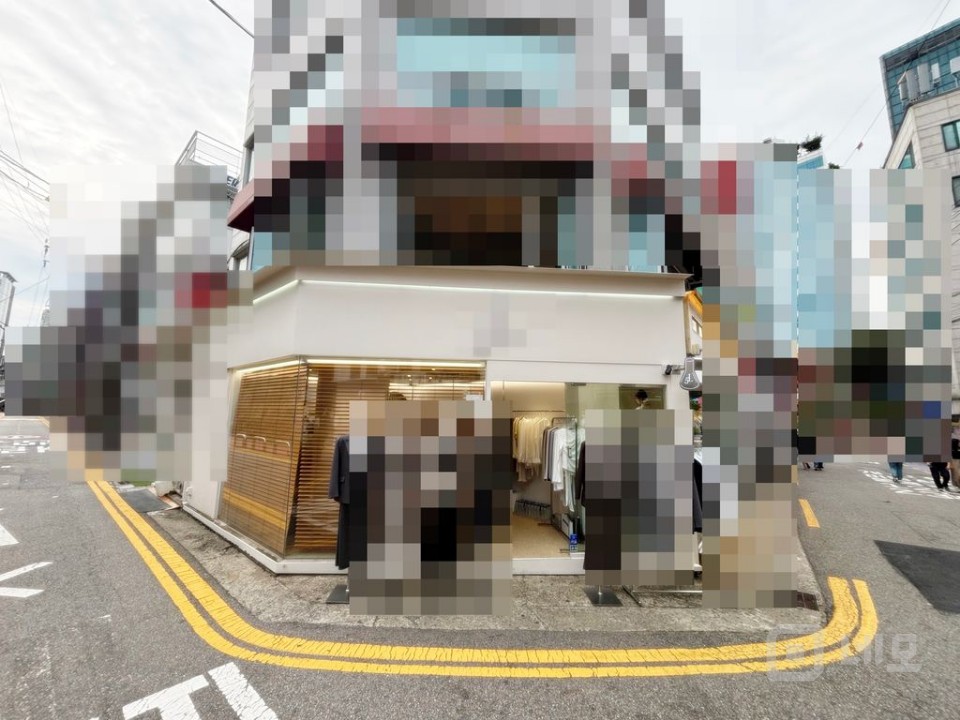 버스킹거리 의류거리 중심 삼거리 코너위치 유동인구 보장된 1층 상가 매물의 1번째 사진