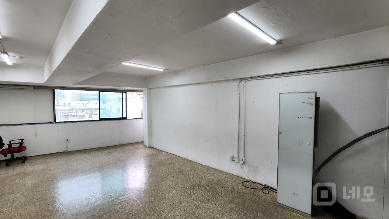 동대문역 인근 엘베O 저렴하고 반듯한 소형 사무실 창고 매물의 2번째 사진