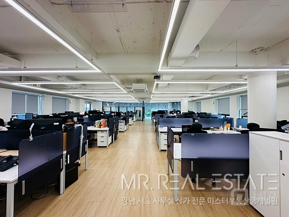 실사진 교대역3분 주차3대이상 대로변 S급인테리어 무권리 매물의 1번째 사진