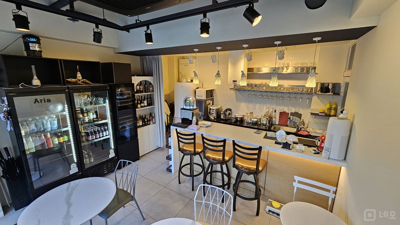 종암동 상권이 잡혀 있는 단지내 상가에 위치한 와인샵 매물의 2번째 사진