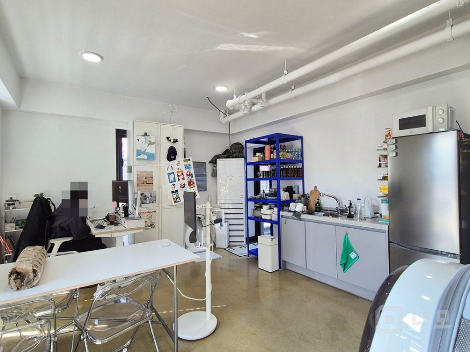 넓은 테라스 세련된 외관 화이트톤 공간  매물의 6번째 사진