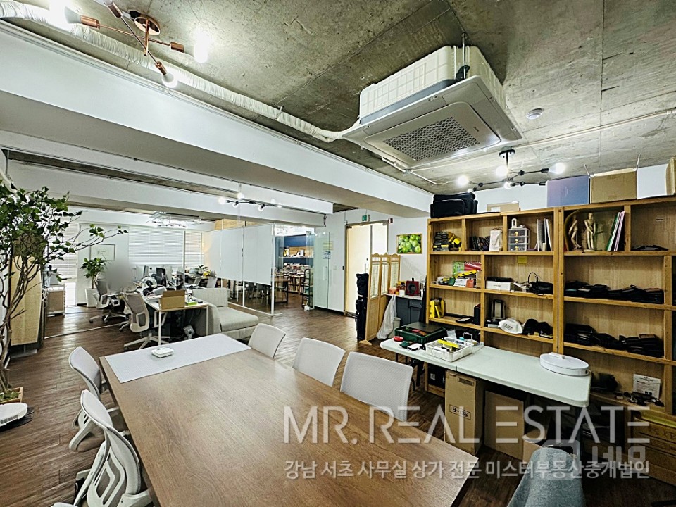 내부 인테리어 최상, 오픈형천장, 근무 환경 매우 좋음 매물의 2번째 사진