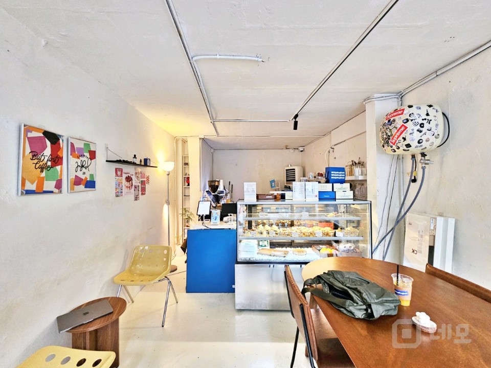 벚꽃길 골목 젠틀몬스터 본사 옆 건물 매물의 1번째 사진