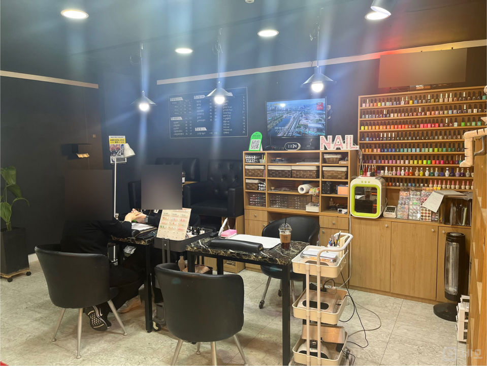 산본역 역세권, 산본동 번화가에 위치한 네일아트샵 매물의 1번째 사진