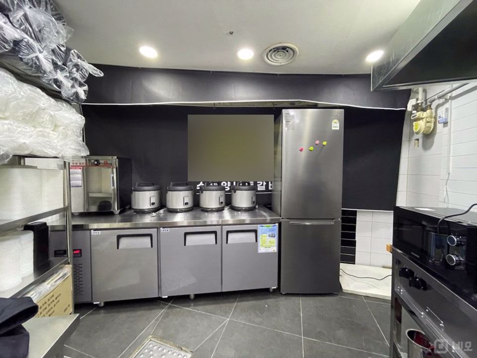 교대역 초역세권, 대로변에 위치한 가시성 좋은 지하1층 상가 매물의 2번째 사진