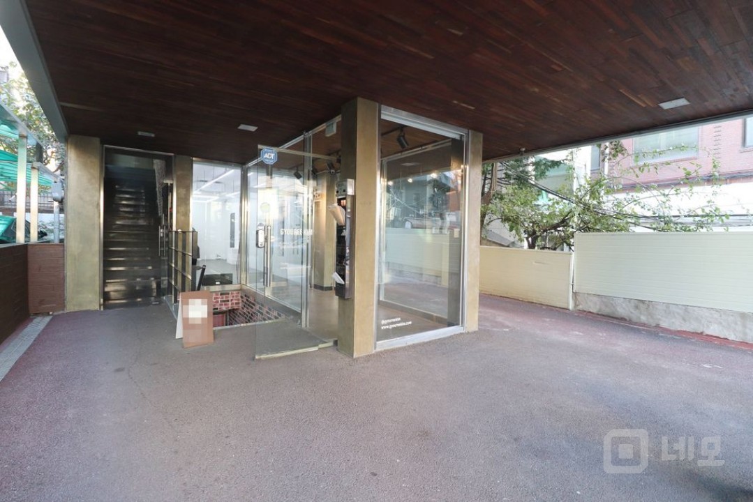 홍대입구역 합정역 도보 10분 편리한 위치의 신축급 무권리 1층 사무실 매물의 4번째 사진