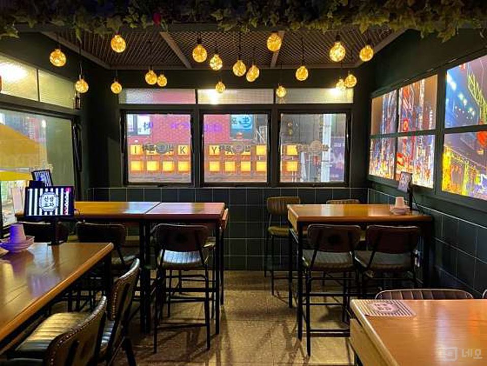 창천동 번화가에 위치한 실내포차 매물의 6번째 사진