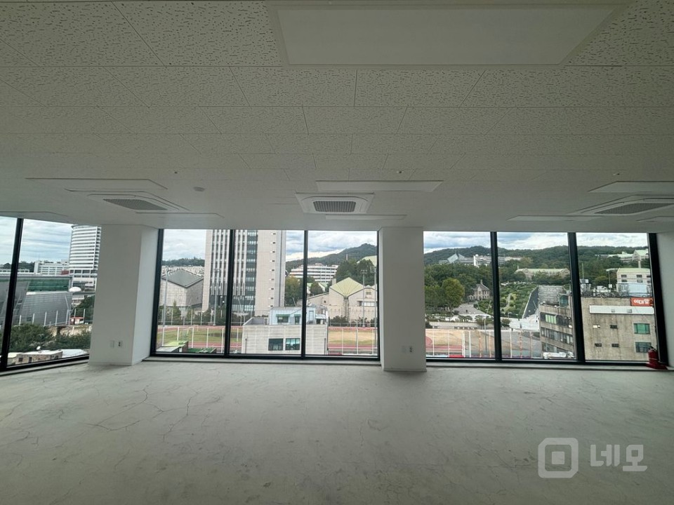 무권리 이대앞 신축 첫입주 이면 통창 개방감 좋은 상가 사무실 매물의 3번째 사진