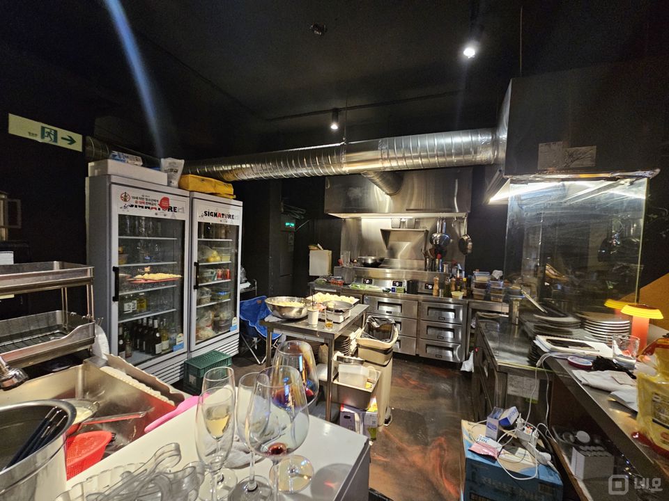 유동인구 많은 한강로2가 용리단길 상권 지하1층 와인바 매물의 5번째 사진