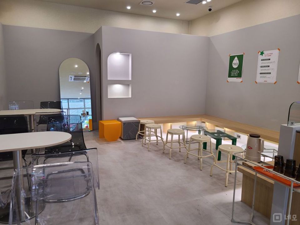 독산역 역세권, 지식산업센터 상가층 위치, 고급스러운 인테리어 카페 매물의 3번째 사진