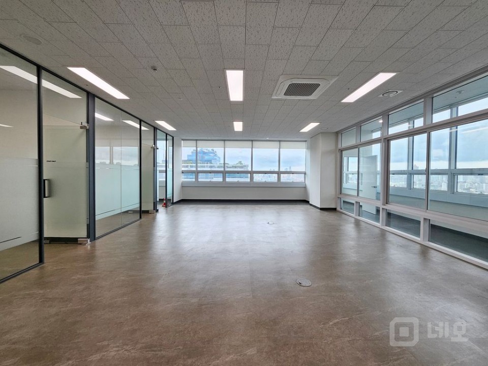 가산역세권 코너 실33 룸3 탕비 즉시입주 매물의 1번째 사진