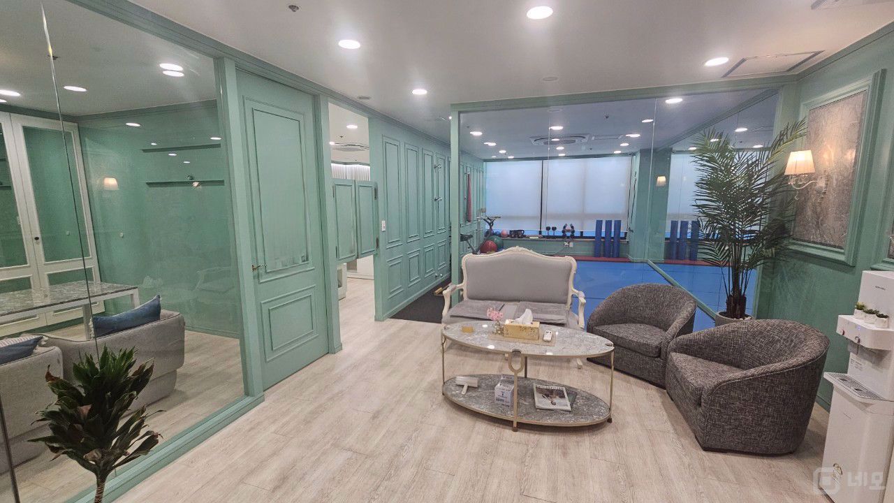 기흥구 보정동, 도로변 위치, 깔끔한 인테리어 완비된 3층 상가 임대 매물의 1번째 사진