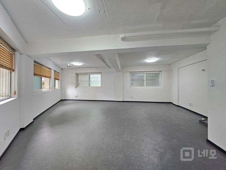 RICH 무권리. 신촌기차역 인근. 접근성 좋은 2층. 가성비 매물 매물의 4번째 사진