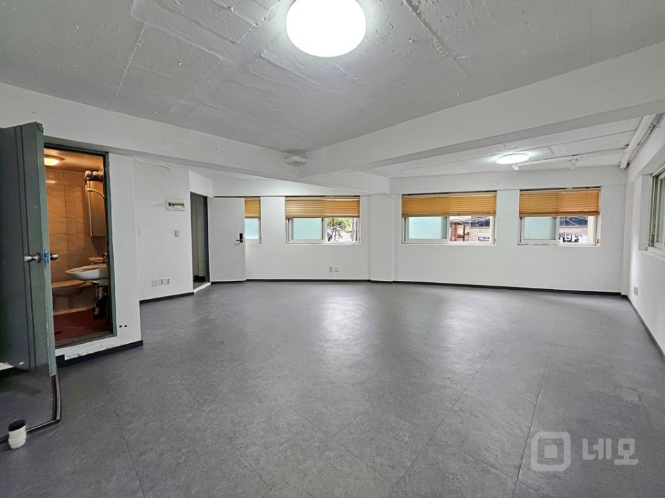 RICH 무권리. 신촌기차역 인근. 접근성 좋은 2층. 가성비 매물 매물의 8번째 사진