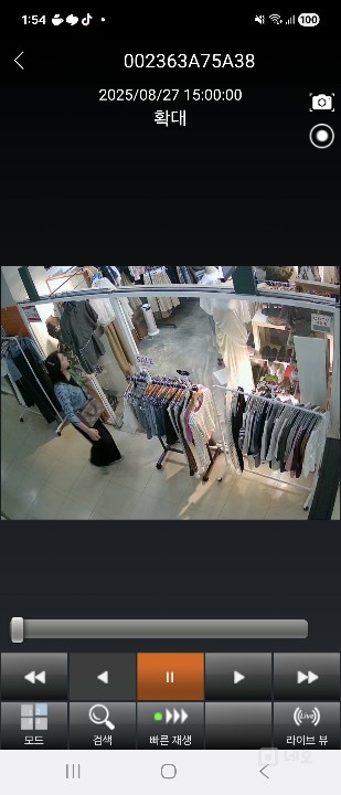 리센츠상가 내에서 10년동안 건재하고 있는 몇 안되는 의류점입니다.*♡* 매물의 2번째 사진