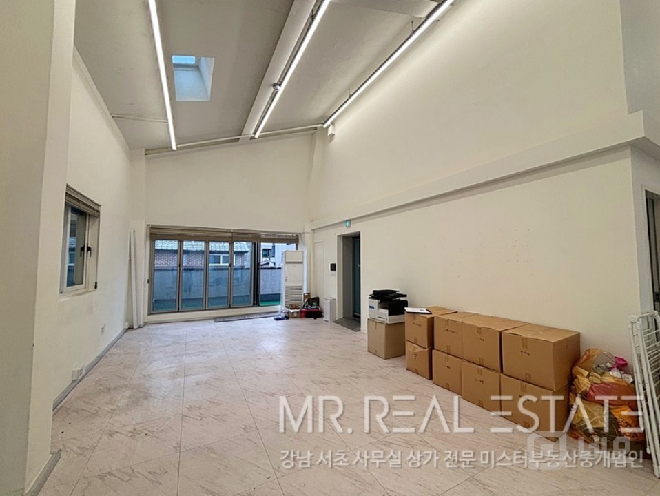 언주역 도보3분역세권.테라스있는 층고있는 사무실.개방감굳 매물의 3번째 사진