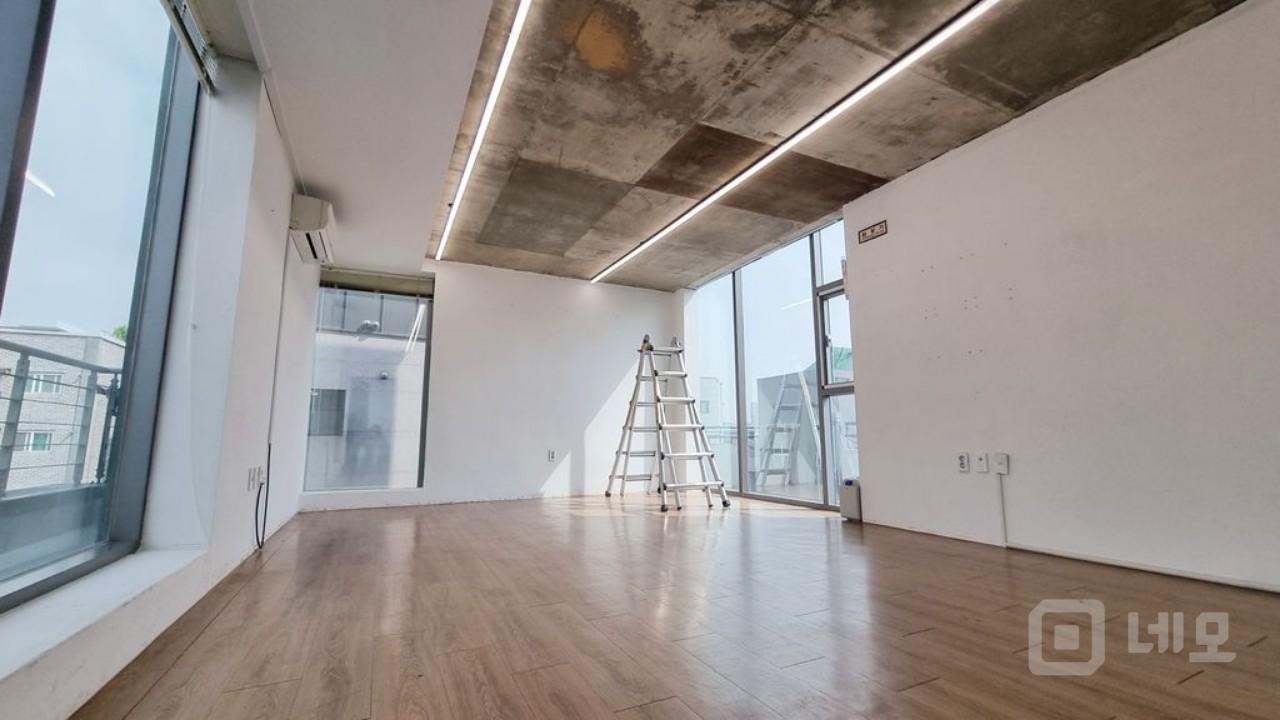 조용한 입지 환경 신축급 외관 확 트인 개방감 좋은 공간 매물의 2번째 사진