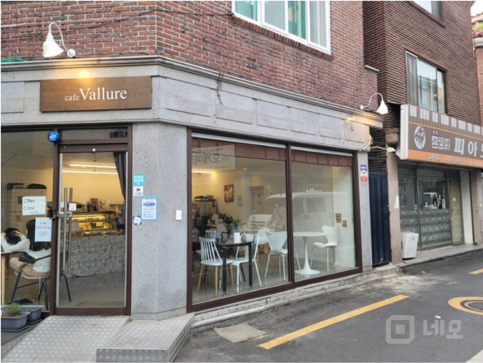 깨끗하고 햇볕잘드는 3면통유리 카페 내놓습니다! 매물의 11번째 사진