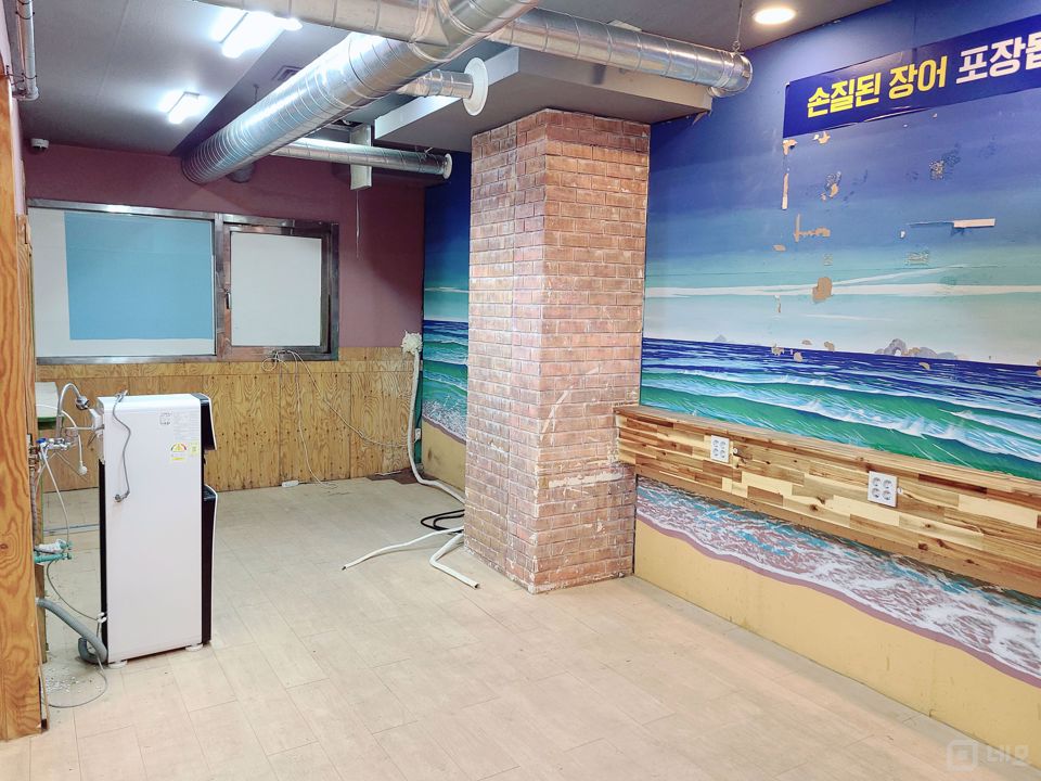등촌동 대로변 코너 건물에 위치한 공실 매물의 3번째 사진