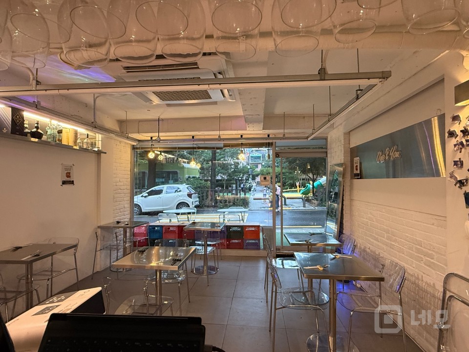 한적한 공원 앞 테라스가 있는 1층 와인바 매물의 1번째 사진