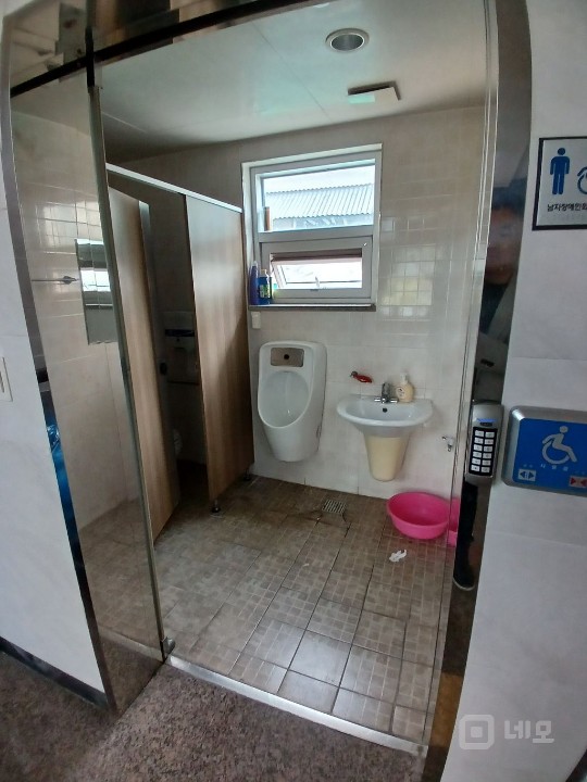 대단지 앞 35평, 널찍한 현관 구조에 냉난방 시설 완비, 깔끔한 건물 매물의 7번째 사진