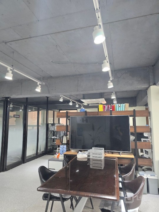 깨끗하고 인테리어 완비된 사무실 매물의 7번째 사진