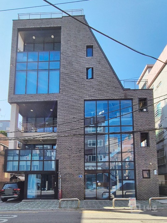 넓은 테라스 세련된 외관 화이트톤 공간  매물의 1번째 사진