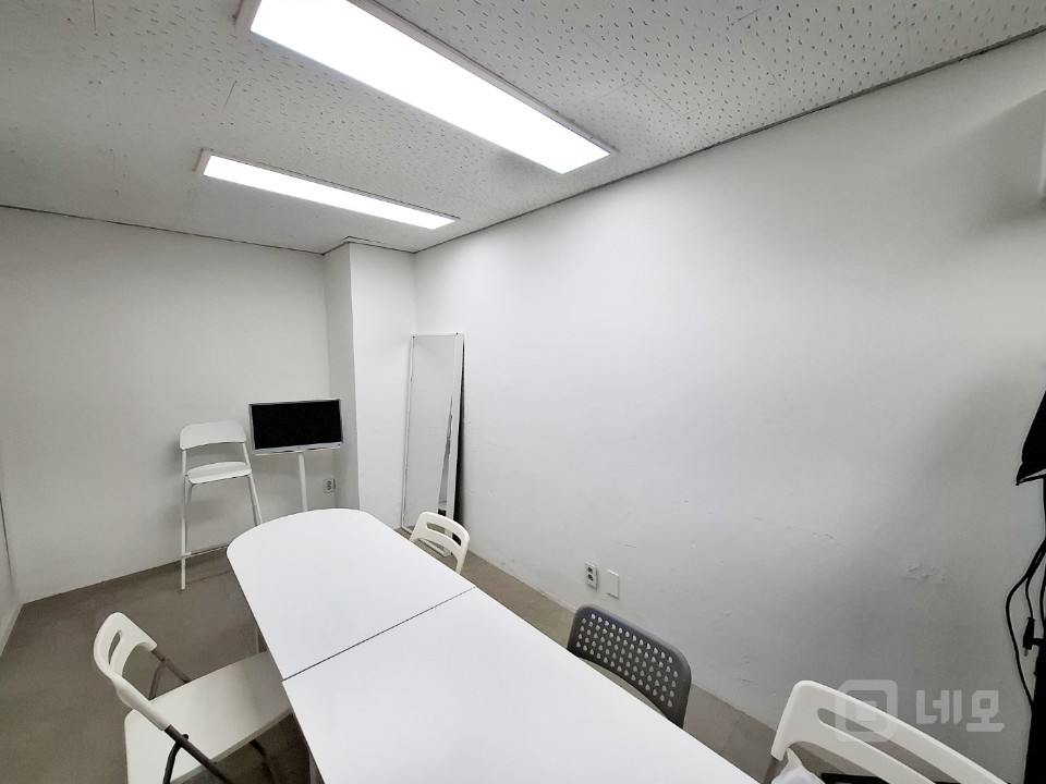 🏢 이대역 도보권! 실속형 사무실 임대 🖥️ 매물의 8번째 사진