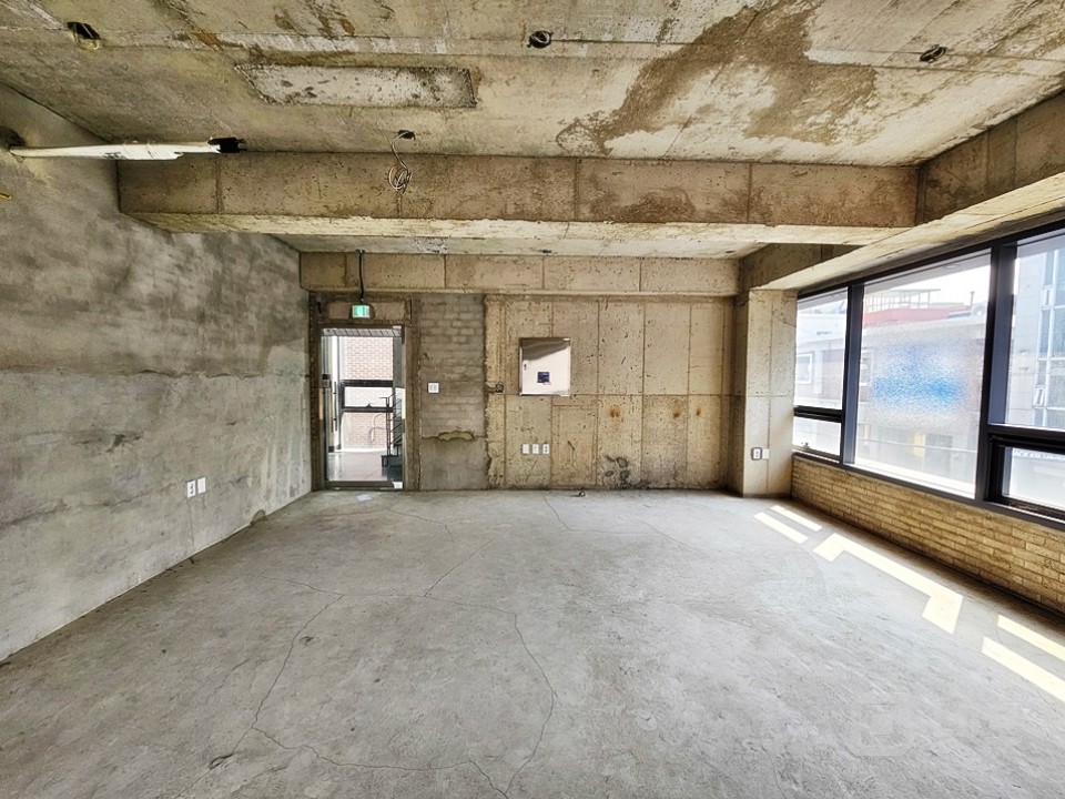 JS 망리단길 메인대로 신축급 무권리 신축 상가 매물의 5번째 사진