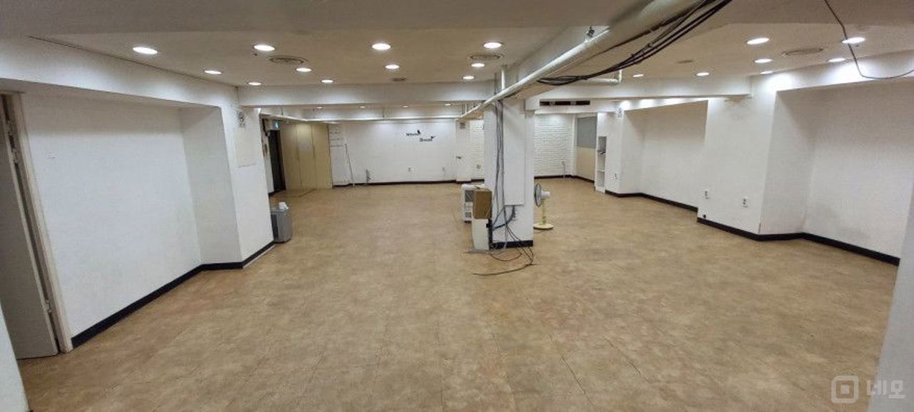 대로변에 위치한 사무실입니다! 매물의 1번째 사진