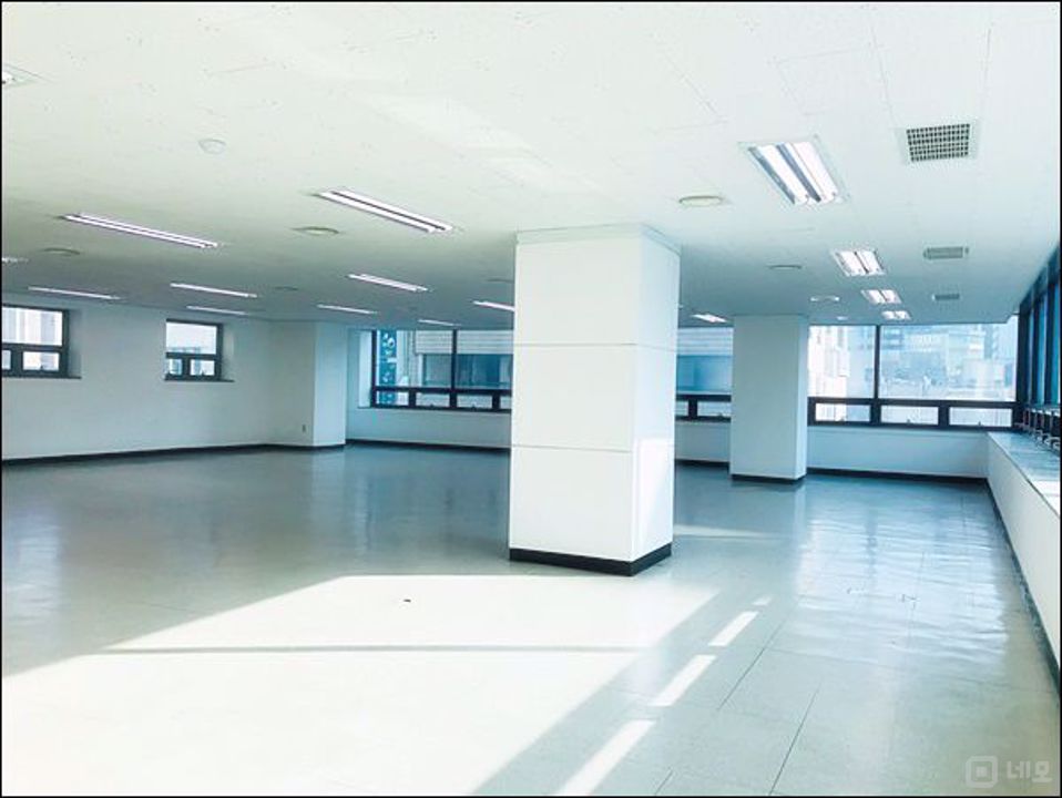 명동역 도보 5분 이내 위치 대형 건물 사무실 임대 내부 깔끔해요 매물의 2번째 사진
