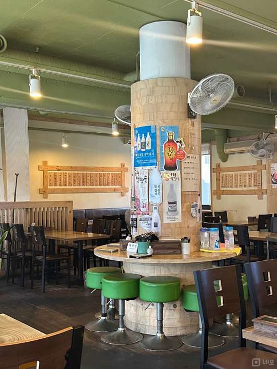 신사동 대로변 코너자리에 위치한 민속주점 매물의 2번째 사진