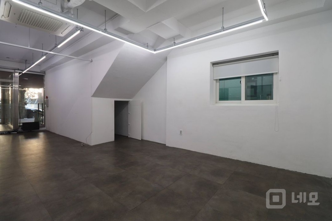 홍대입구역 합정역 도보 10분 편리한 위치의 신축급 무권리 1층 사무실 매물의 7번째 사진