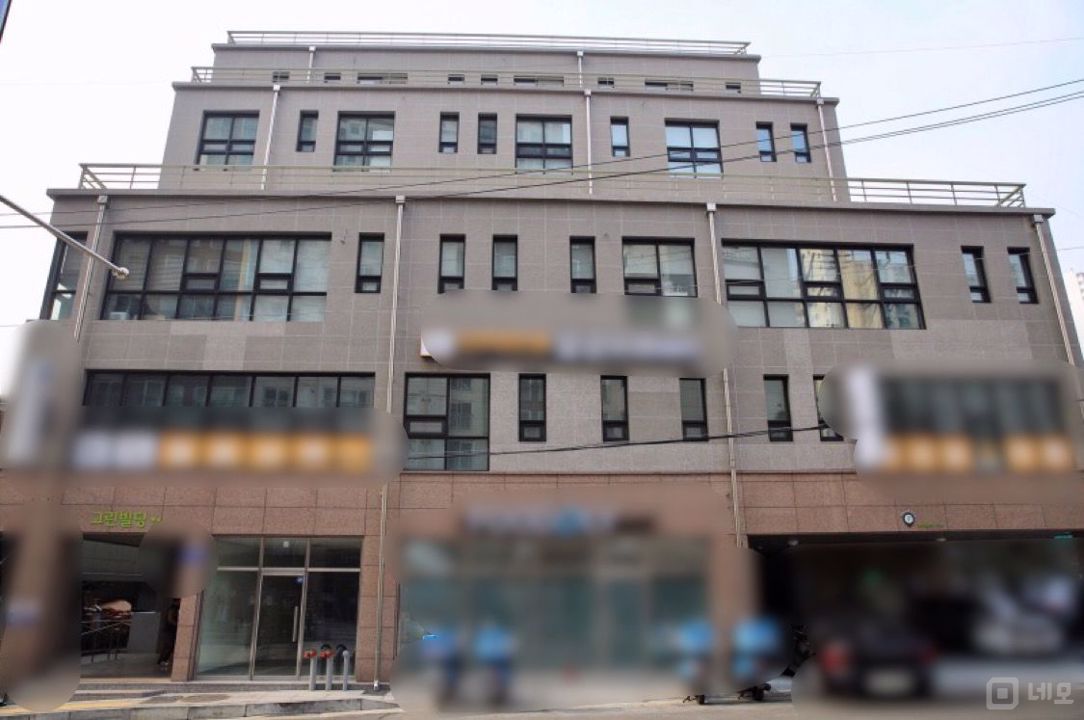 봉천동에 위치한 스터디카페 겸 독서실 입니다. 매물의 1번째 사진