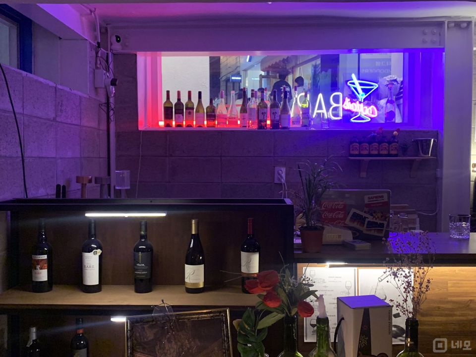 유동 인구 많은, 연남동 미로길 반지하 바 매물의 5번째 사진