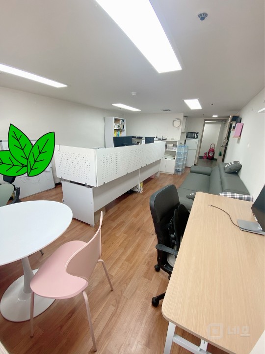  신논현역 도보 4분, 산뜻한 사무실입니다. 매물의 2번째 사진