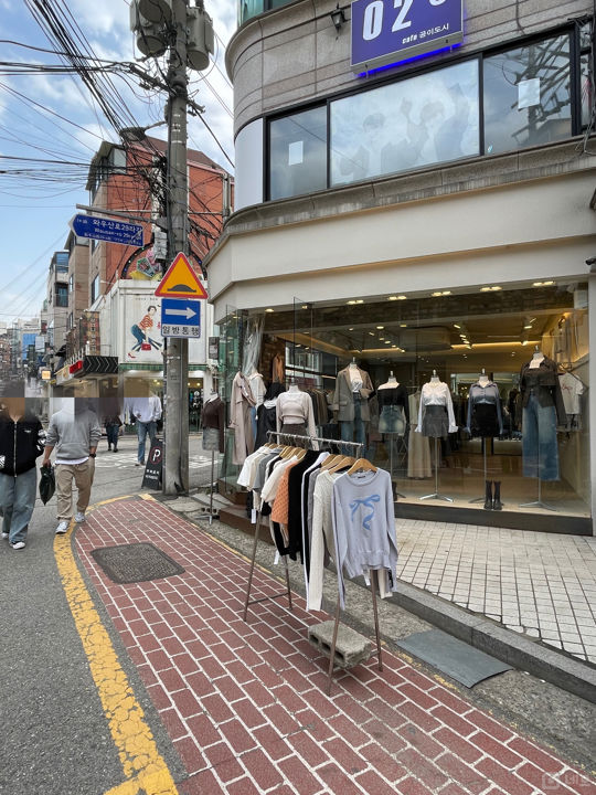 서교동 홍대입구역 역세권, 유동인구 많은 1층 옷가게 매물의 5번째 사진