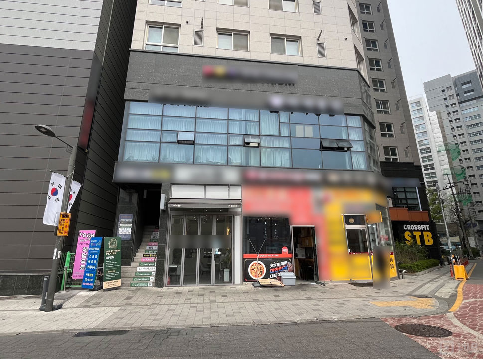 더블역세권, 배후수요 풍부, 인테리어 완비된 방이동 카페 매물의 6번째 사진