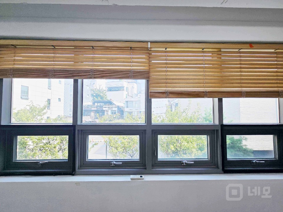 I세븐I 합정역 역세권 높은층고 화이트인테리어 무권리 사무실 매물의 3번째 사진