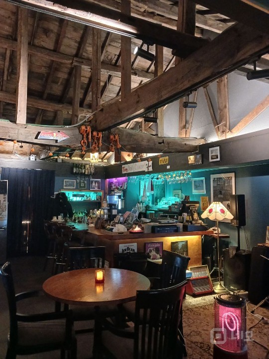 100년된 천정높은 목조 카페 입니다 매물의 1번째 사진