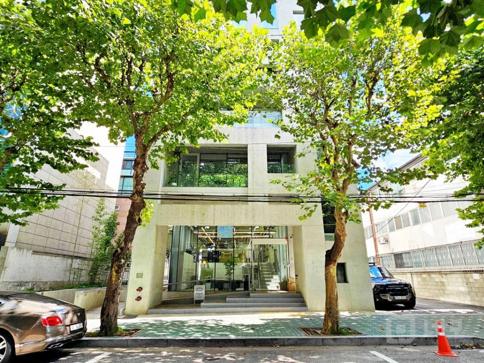 I세븐I 홍대입구역 오피스라인 예쁜건물 지층사무실 선큰구조 매물의 14번째 사진